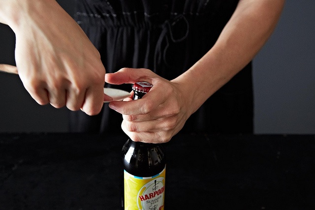 簡単 栓抜きがない時のビール瓶の蓋の開け方や代用品まとめ ピンスポ ドットコム